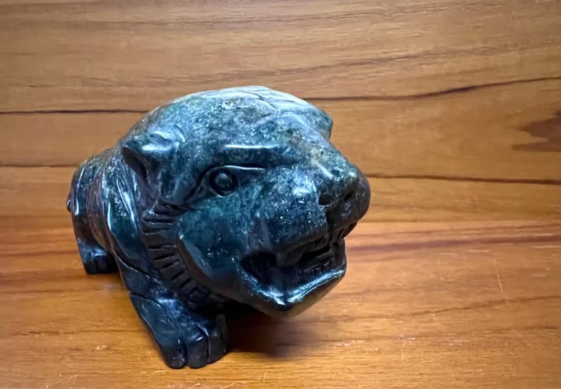 勇猛-黑色和田墨玉老虎帶頂頭金皮動物擺件/力量/工作/招財/咬錢