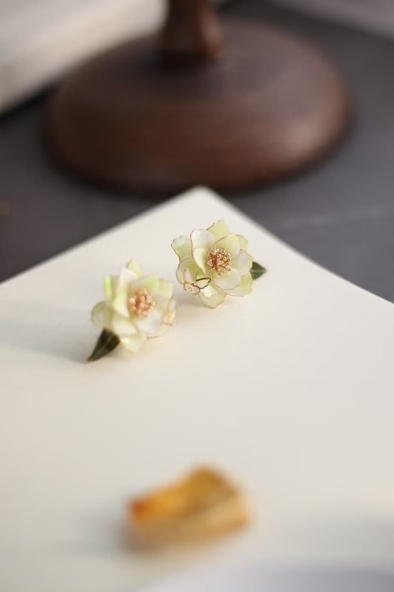月季與小蝴蝶 • 碧 - 手工樹脂耳環 耳夾 禮物