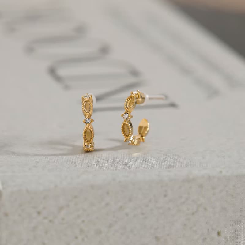 classical crescent pierced earring GD　ニッケルフリークリスタルポストピアス　おしゃれなシンプルデザイン 　ゴールド