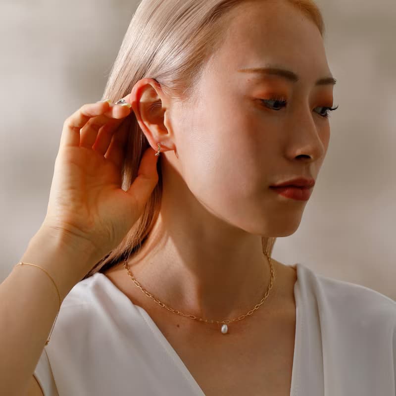 classical crescent pierced earring GD　ニッケルフリークリスタルポストピアス　おしゃれなシンプルデザイン 　ゴールド