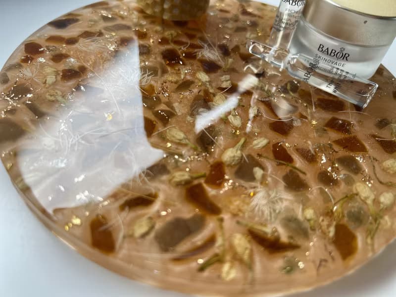 Resin tray with natural dry jasmine flower. Handmade epoxy nightstand 托盤 盤子 浴室