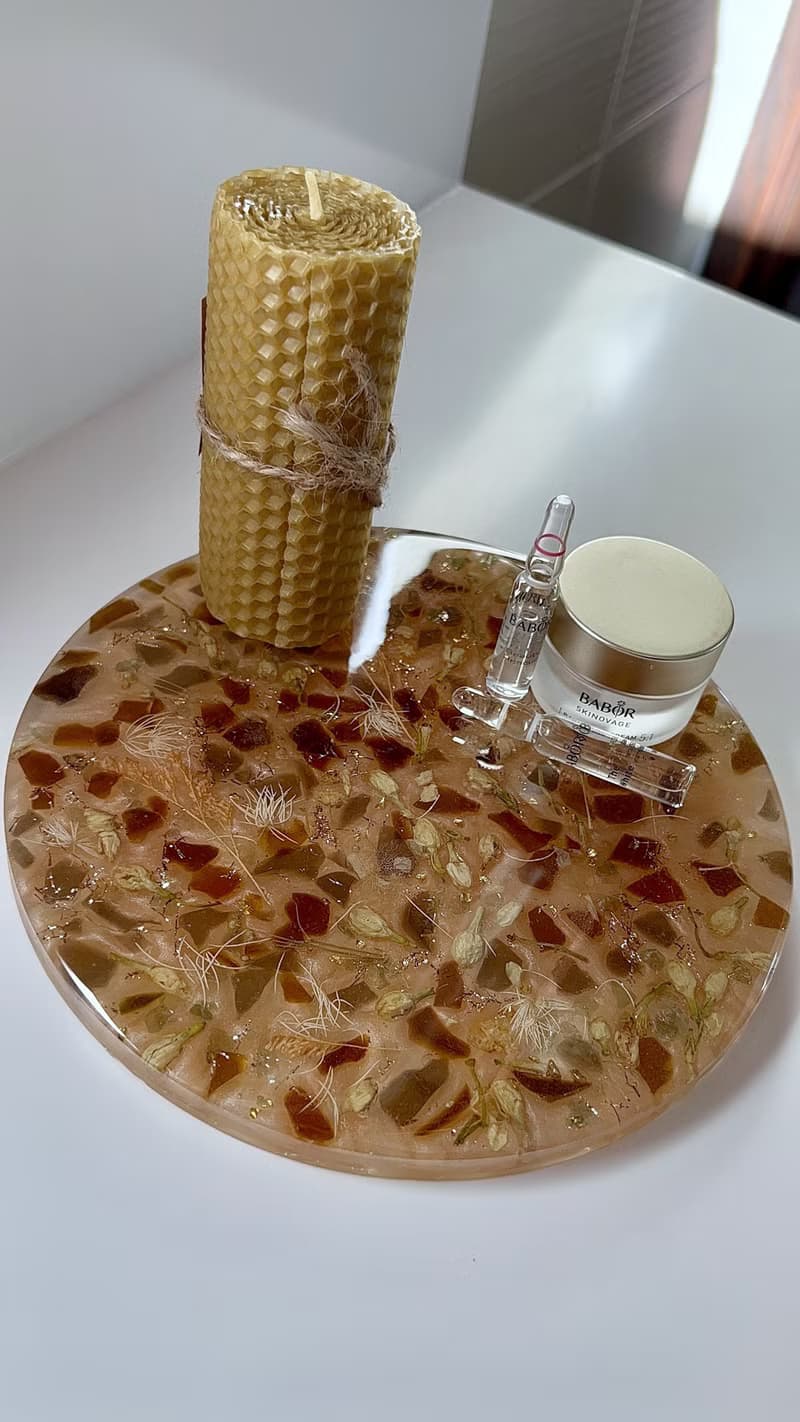 Resin tray with natural dry jasmine flower. Handmade epoxy nightstand 托盤 盤子 浴室
