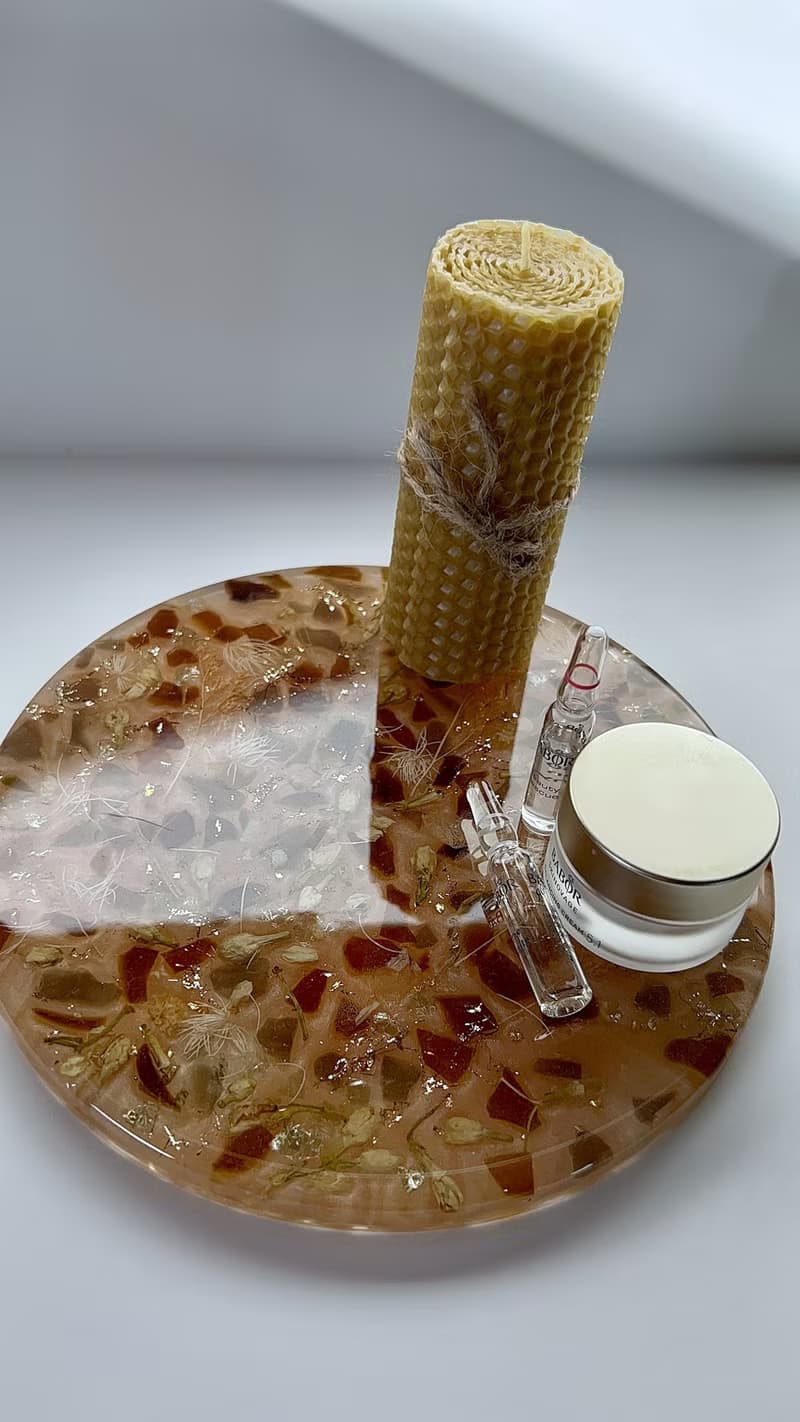 Resin tray with natural dry jasmine flower. Handmade epoxy nightstand 托盤 盤子 浴室