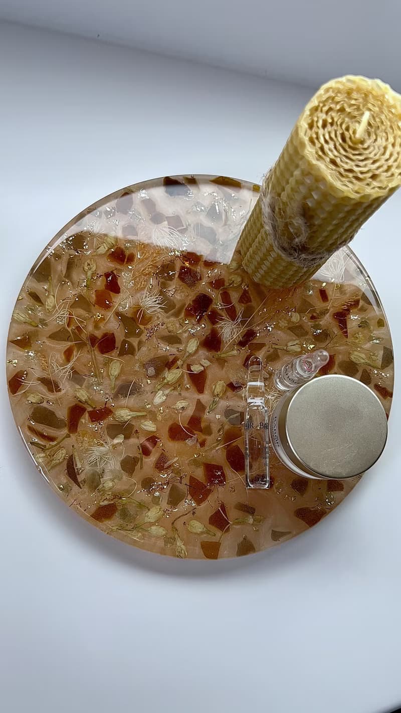 Resin tray with natural dry jasmine flower. Handmade epoxy nightstand 托盤 盤子 浴室