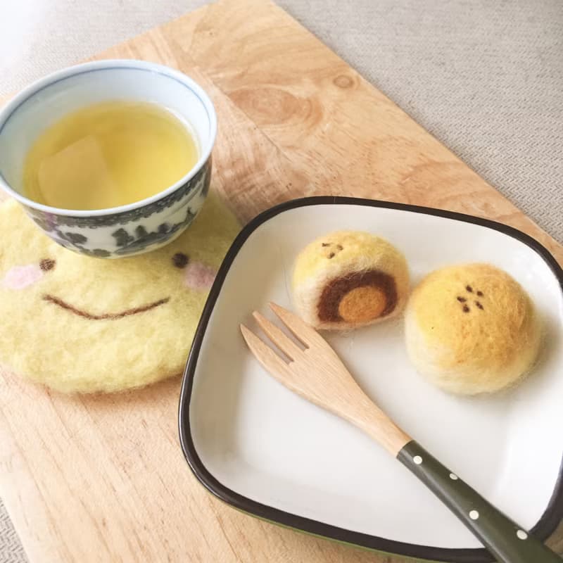 月餅咬一口系列 _ 羊毛氈蛋黃酥 吊飾 / 別針