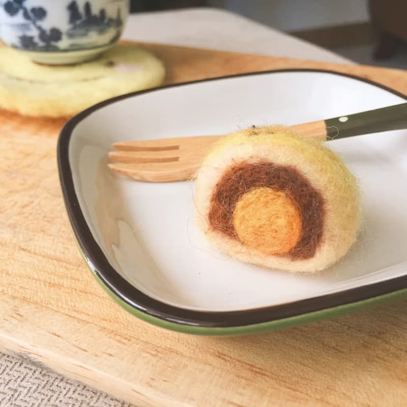 月餅咬一口系列 _ 羊毛氈蛋黃酥 吊飾 / 別針