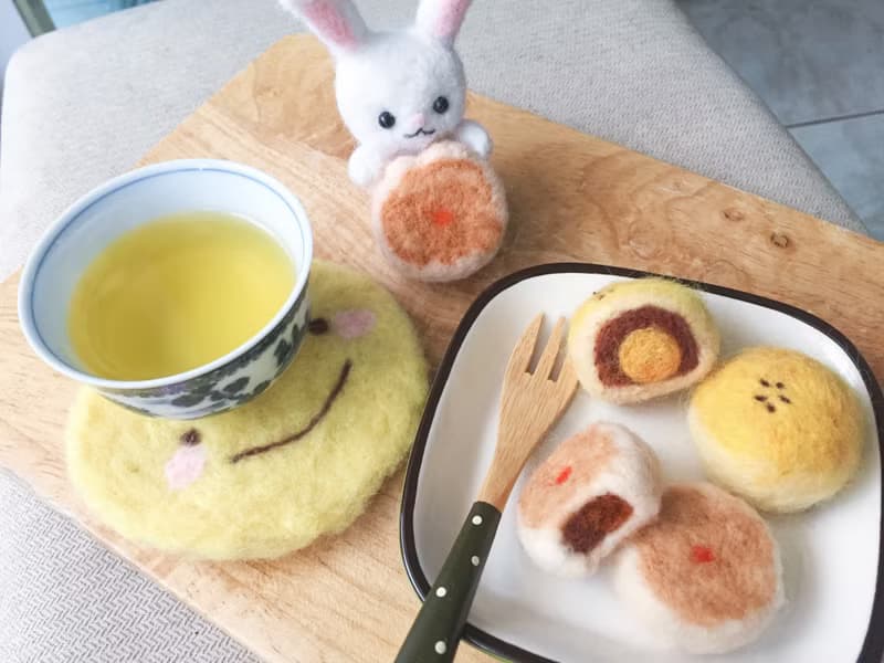 月餅咬一口系列 _ 羊毛氈蛋黃酥 吊飾 / 別針