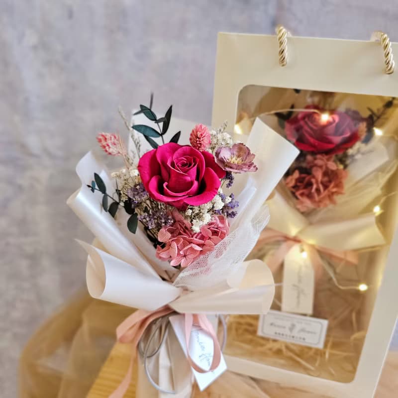 永生玫瑰花束花盒 莓紅色 附燈串 現貨 快速出貨