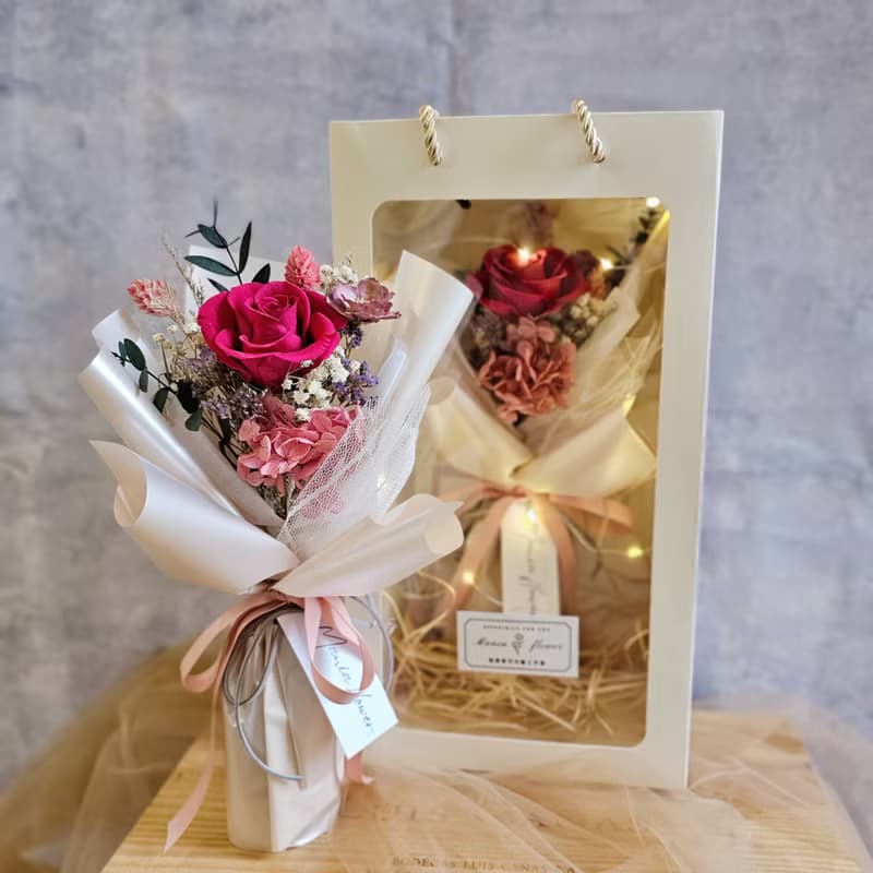 永生玫瑰花束花盒 莓紅色 附燈串 現貨 快速出貨