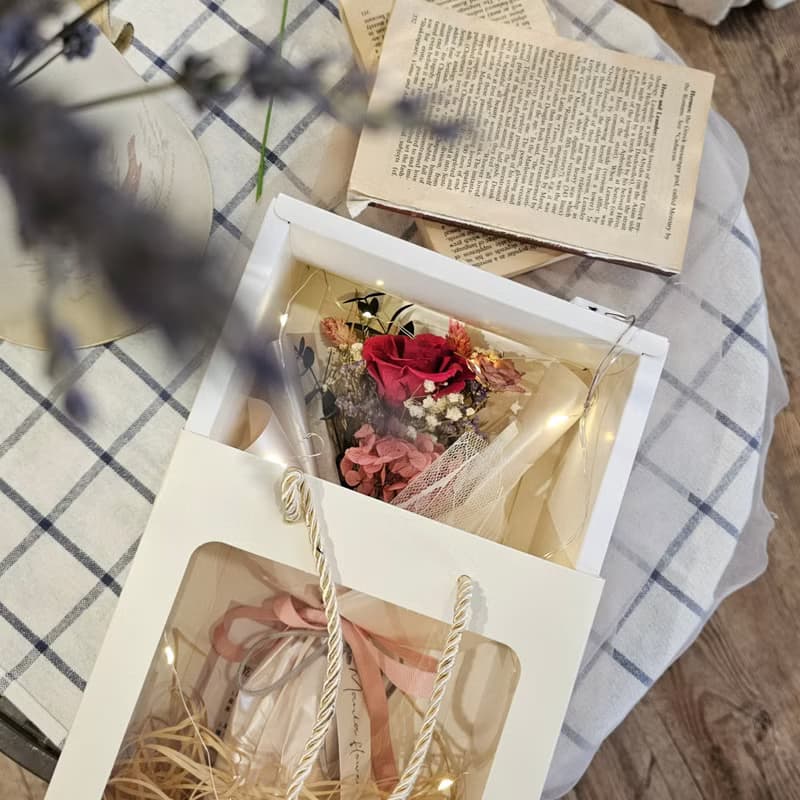 永生玫瑰花束花盒 莓紅色 附燈串 現貨 快速出貨