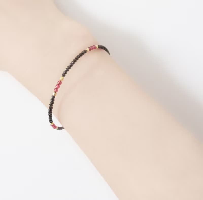 ガーネットとブラックスピネルのワイヤーブレスレット