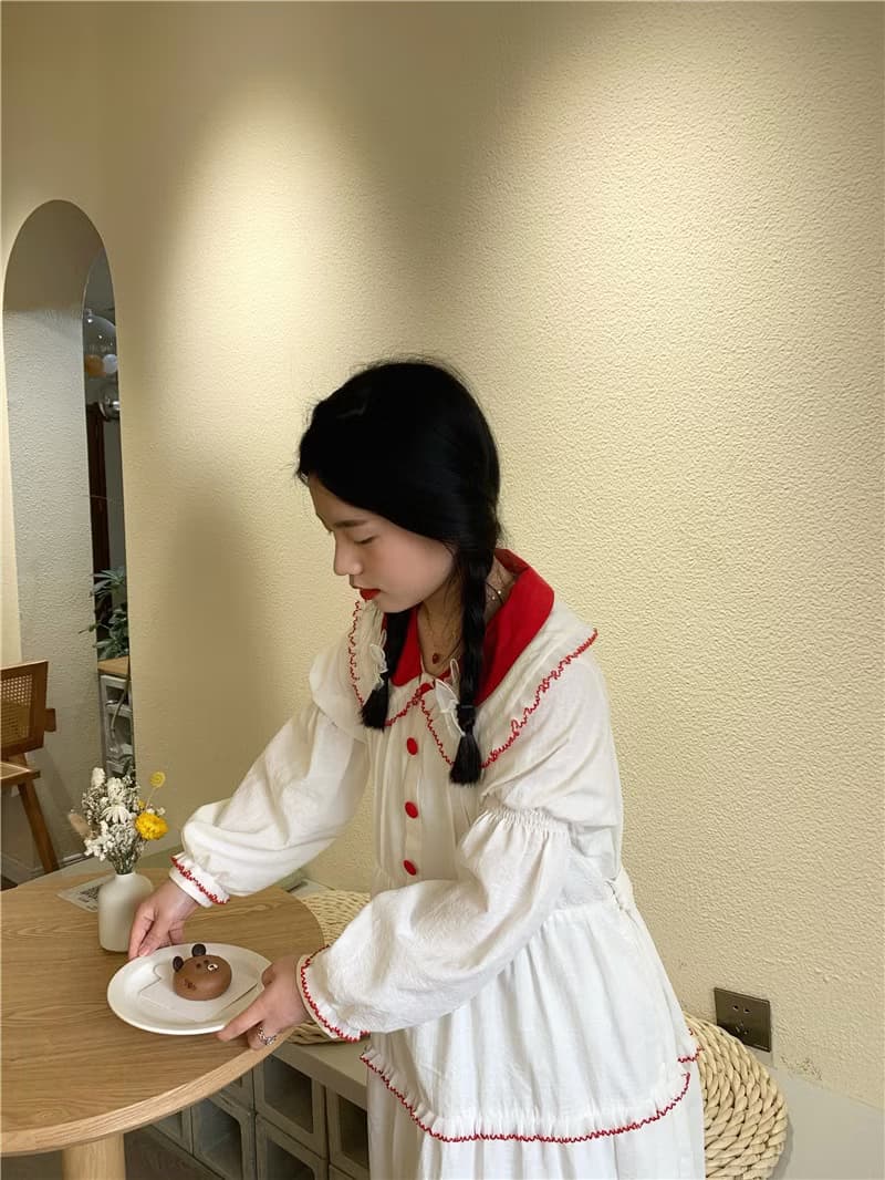 白色初戀感 娃娃領 花邊長袖連衣裙 寬松