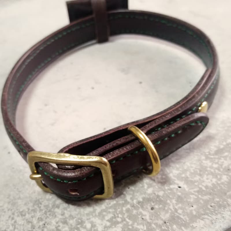 本革ー手縫いーエレガントで丈夫な犬の首輪ーチョコレートーグリーンーチョコレートーグリーン糸