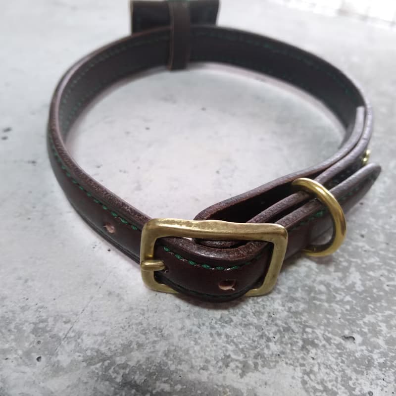 本革ー手縫いーエレガントで丈夫な犬の首輪ーチョコレートーグリーンーチョコレートーグリーン糸