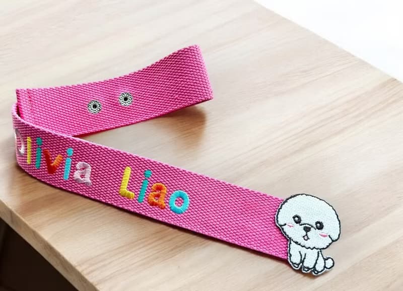 個人化全彩姓名刺繡行李飄帶-比熊