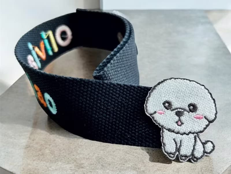 個人化全彩姓名刺繡行李飄帶-比熊