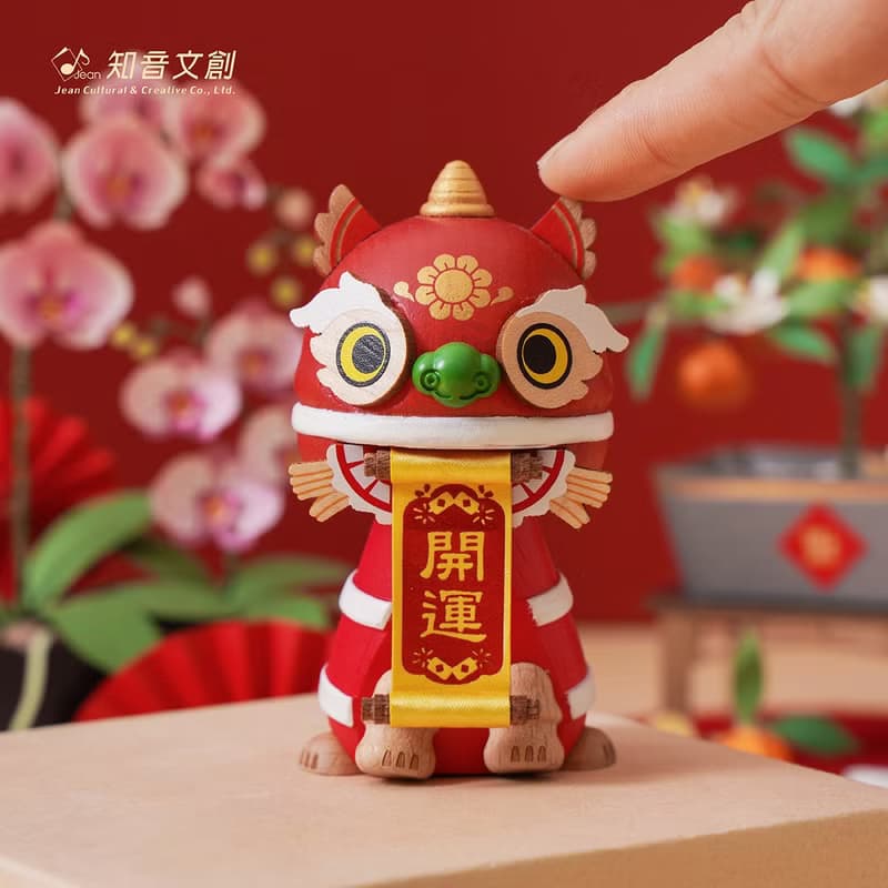 【新年擺飾】招財貓 達摩 醒獅 彈簧搖頭公仔 彈簧擺飾