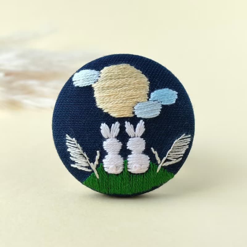 お月見うさぎの刺繍ブローチ　中秋節