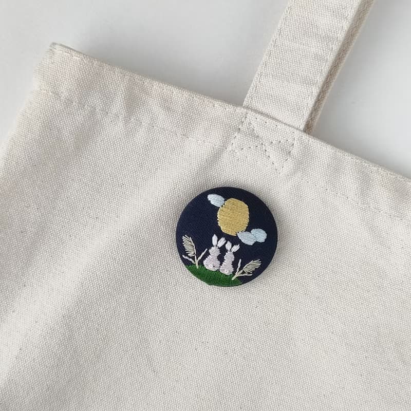 お月見うさぎの刺繍ブローチ　中秋節