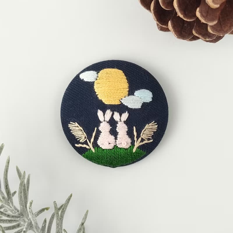 お月見うさぎの刺繍ブローチ　中秋節