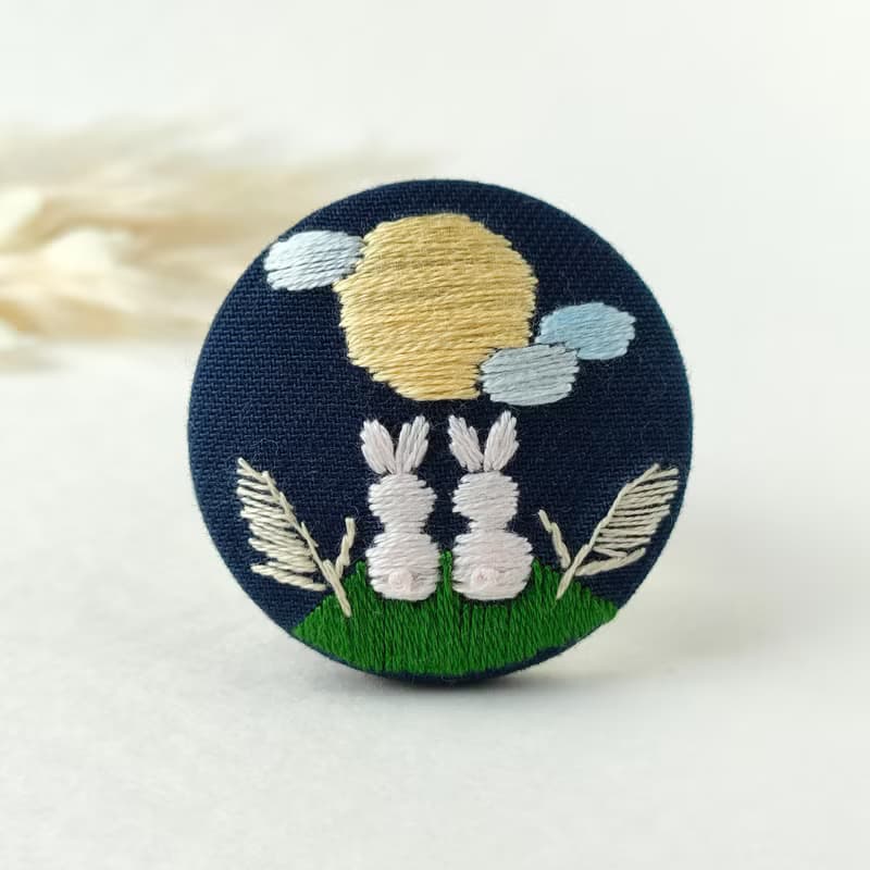 お月見うさぎの刺繍ブローチ　中秋節