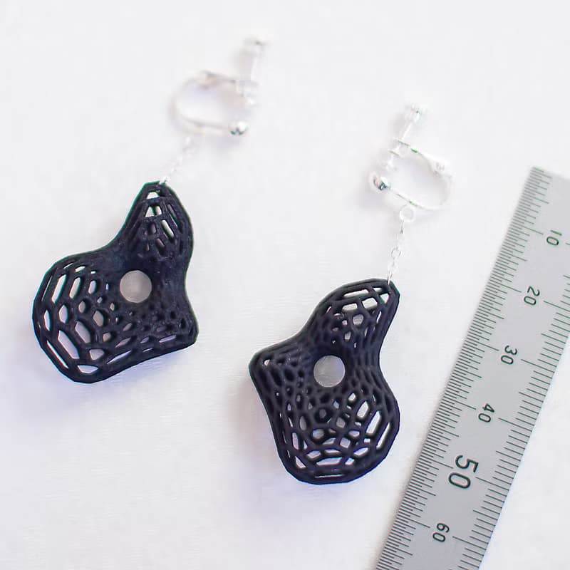 揺らめくワイヤーメッシュ イヤリング【勾玉】【黒】【金具の変更無料】【有機的な勾玉のような膨らみと、無機的な編み目のギャップが面白い】