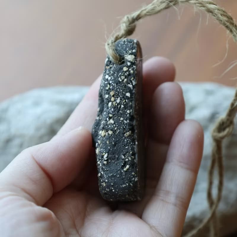 交換禮物摩艾石像擴香石手捏陶黑斑點土車用吊飾包包掛件隨身香氛
