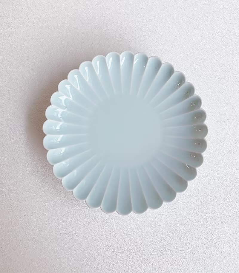 青白瓷菊皿 (21cm) /洸琳窯