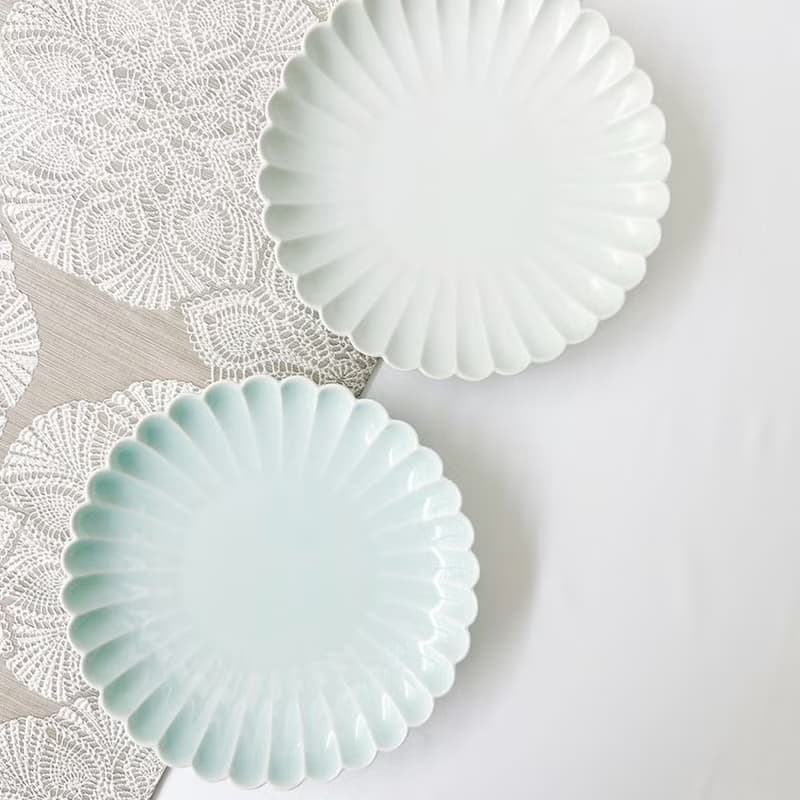 青白瓷菊皿 (21cm) /洸琳窯