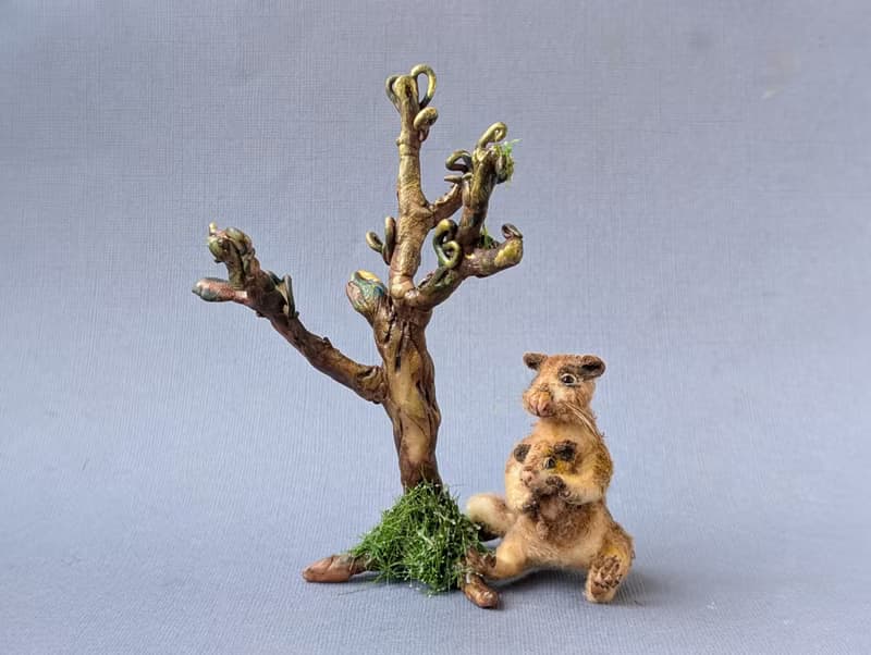 A family of tree-kangaroos. 7cm + 2,8 cm