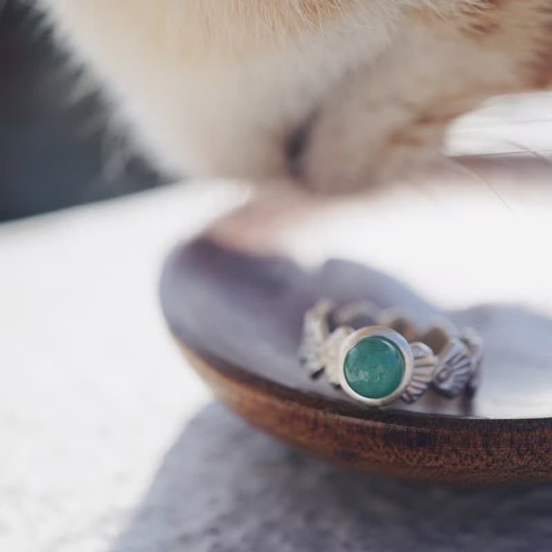 【清明/松柏長青】s925手工敲紋松柏圖騰鑲東菱玉開口戒(可訂製)