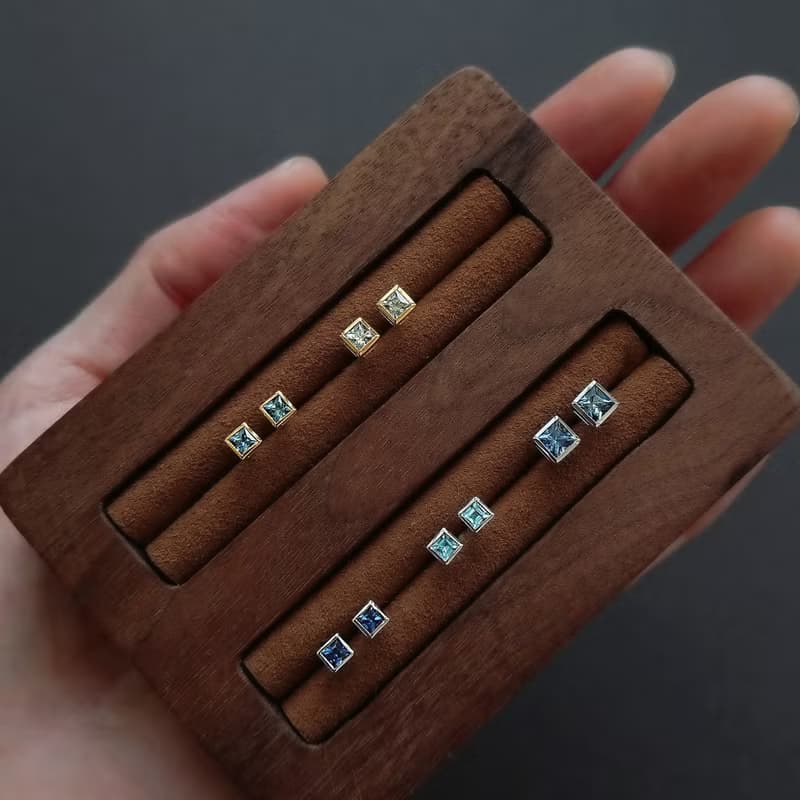 限量現貨 - 天然藍寶 綠剛玉 方形切割包鑲 純 18K 黃金耳環