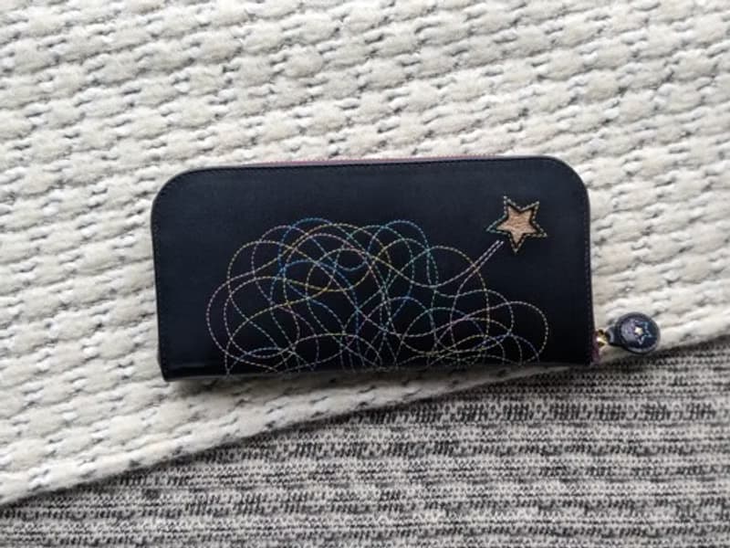 Pinkoi 代購 -  「刺繡皮革錢包」「Shooting Star」牛皮 BLACK（牛皮）細長圓形拉鍊型