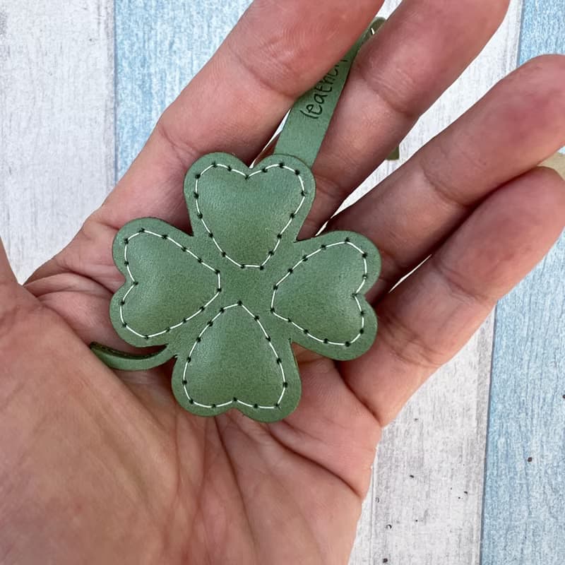 療癒小物 綠色 可愛 迷你四葉草 純手工縫製 皮革 吊飾 小尺