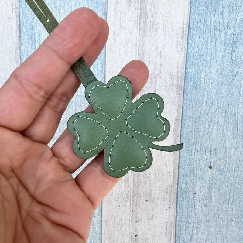療癒小物 綠色 可愛 迷你四葉草 純手工縫製 皮革 吊飾 小尺