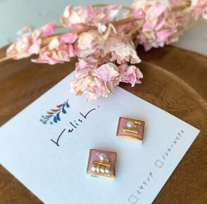 淡い ピンク 美濃焼 タイル 金継ぎ ライン ピアス イヤリング ノンホールピアス スクエア 小ぶり 小さい シンプル 四角 華やか 上品