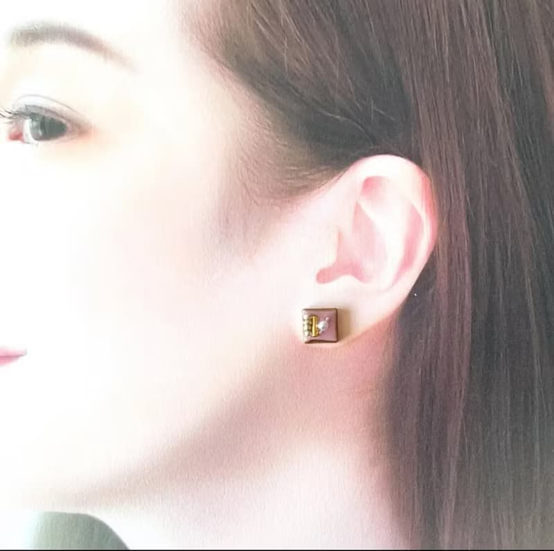 淡い ピンク 美濃焼 タイル 金継ぎ ライン ピアス イヤリング ノンホールピアス スクエア 小ぶり 小さい シンプル 四角 華やか 上品