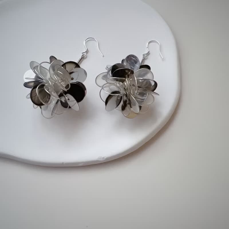 非黑即白 黑白 花球垂墜式樹脂耳環