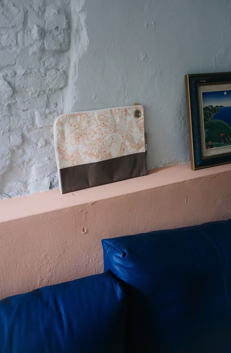 手拿文件包平板電腦包