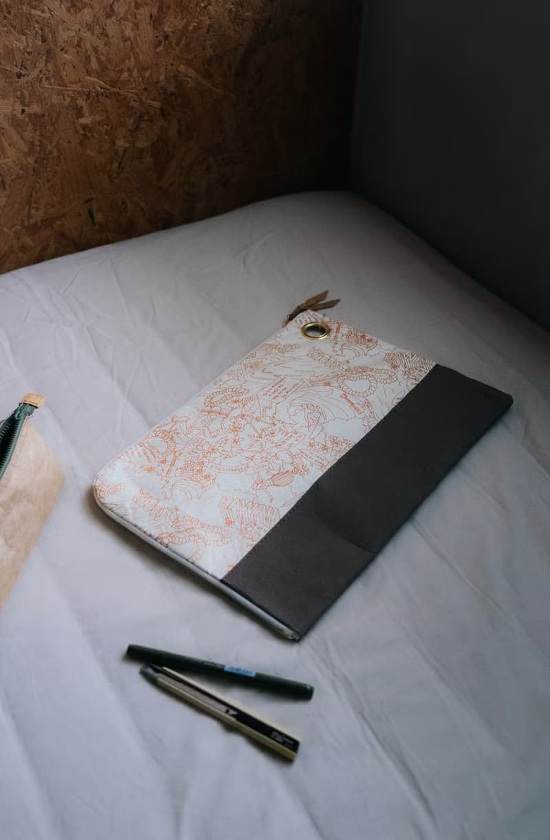 手拿文件包平板電腦包