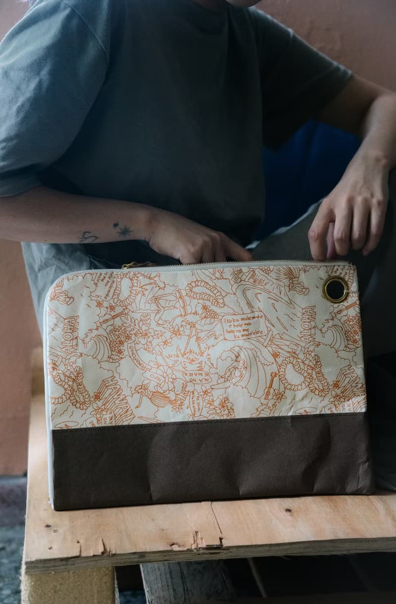 手拿文件包平板電腦包