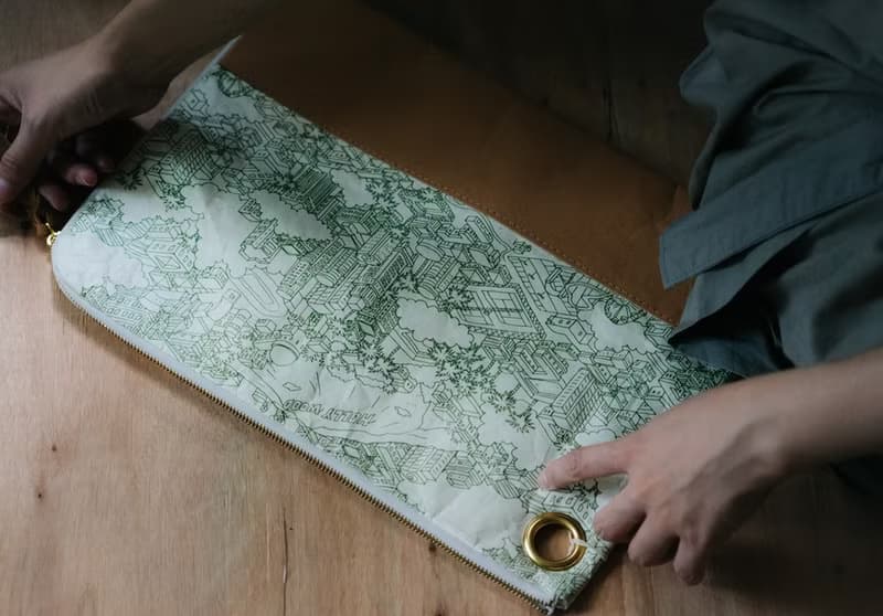 手拿文件包平板電腦包