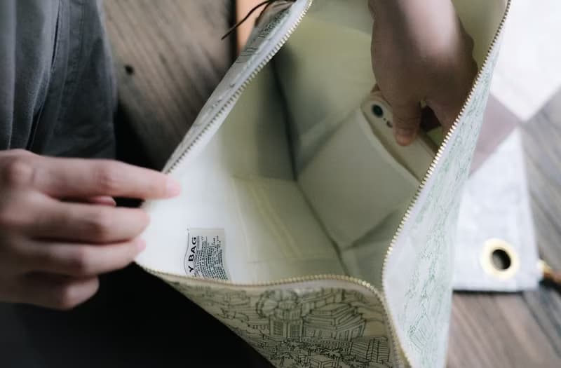 手拿文件包平板電腦包