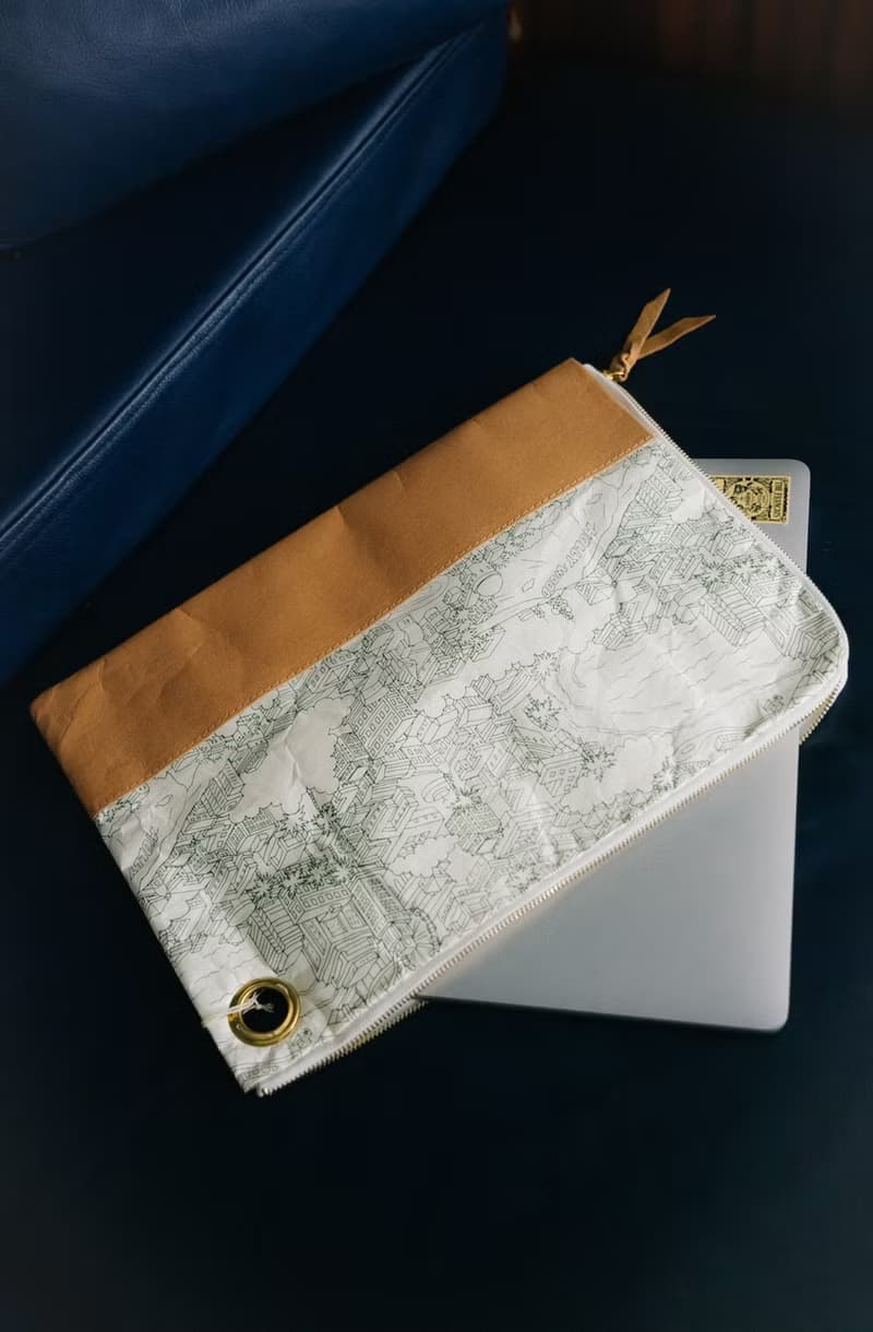 手拿文件包平板電腦包