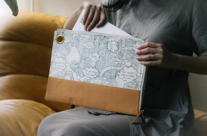 手拿文件包平板電腦包