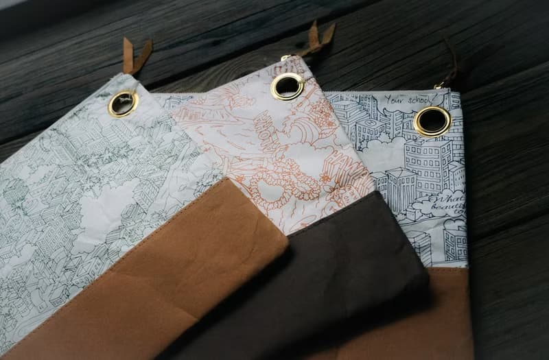 手拿文件包平板電腦包