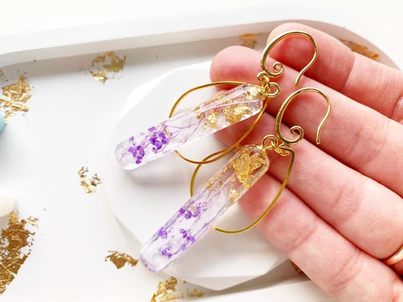 Bridal earrings, Dangle drop epoxy resin earrings with purple pressed flowers
