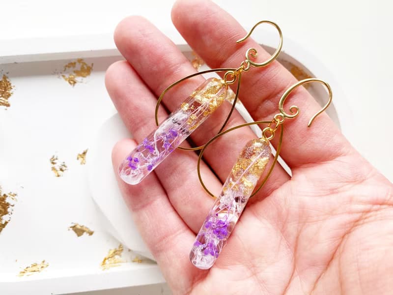 Bridal earrings, Dangle drop epoxy resin earrings with purple pressed flowers