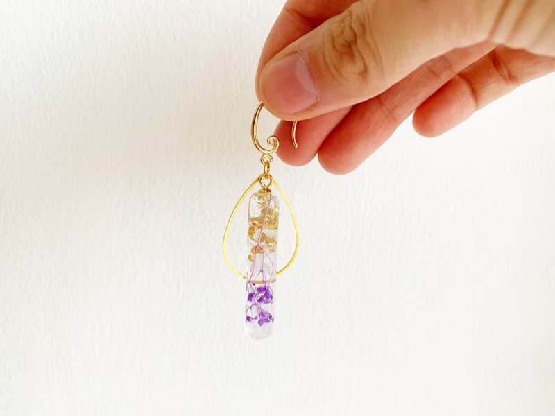Bridal earrings, Dangle drop epoxy resin earrings with purple pressed flowers