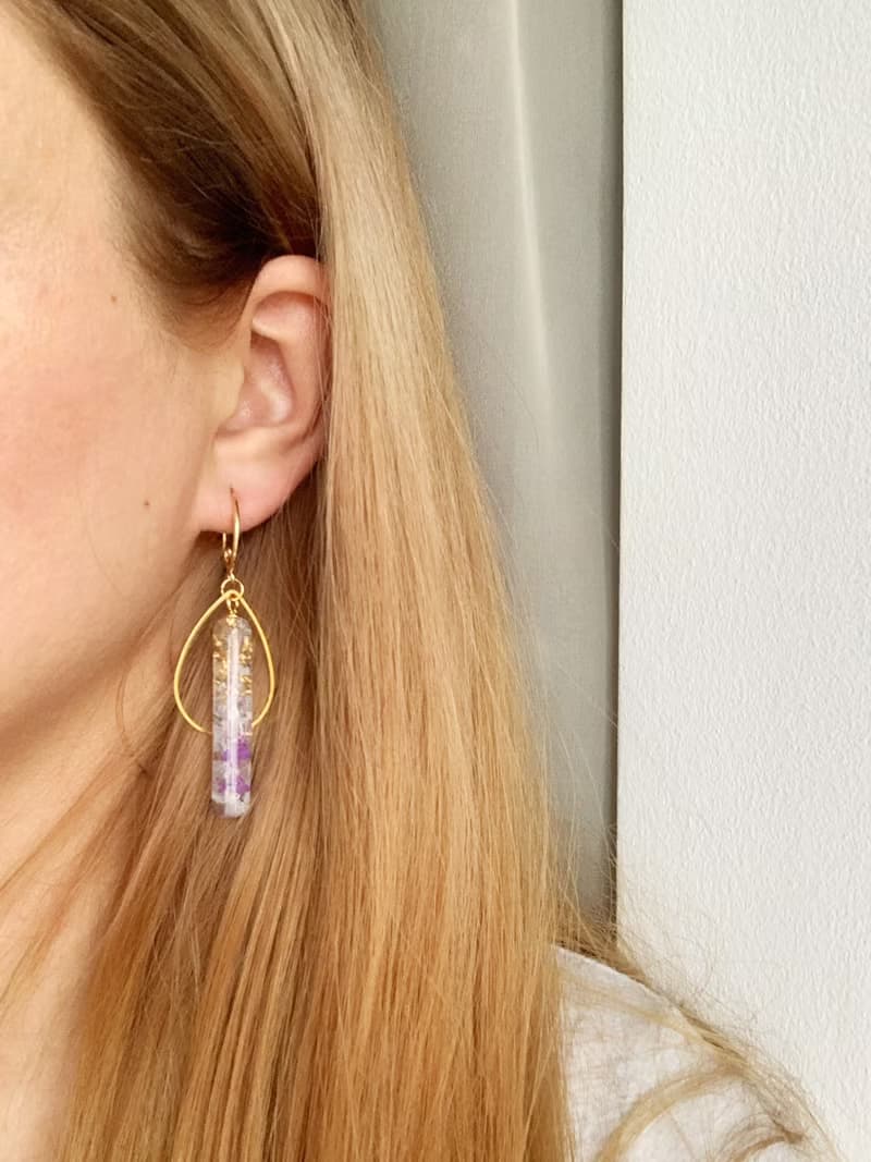 Bridal earrings, Dangle drop epoxy resin earrings with purple pressed flowers
